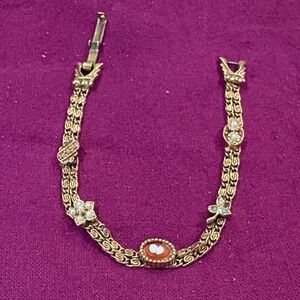 Elegant Gold Bracelet with Floral Accents